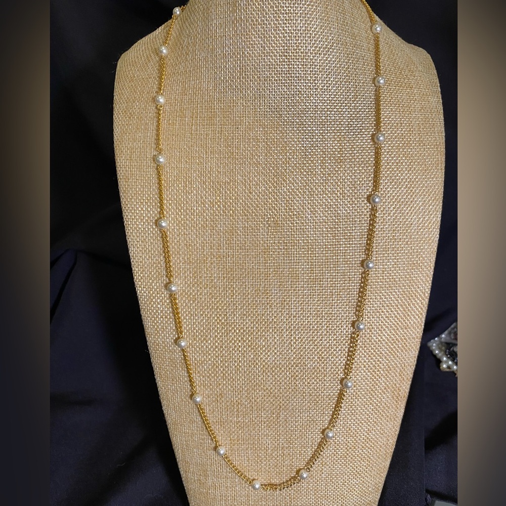 Simple Gold Tone Chain and Faux Pearl Fashion Necklace. Great for Layering. 16” - Picture 2 of 4